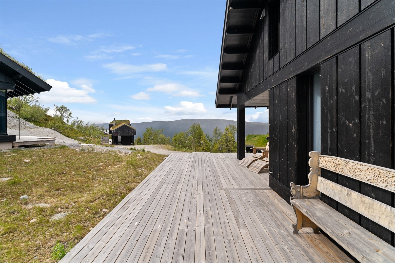 Hytta har stor terrasse på ca. 68 kvm som strekker seg rundt store deler av hytta. Galleribilde