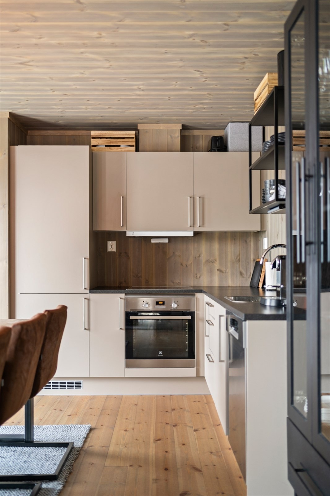 Kjøkkenet er stilrent og funksjonelt, og er velutstyrt med integrert komfyr, platetopp, kombiskap og oppvaskmaskin. Galleribilde