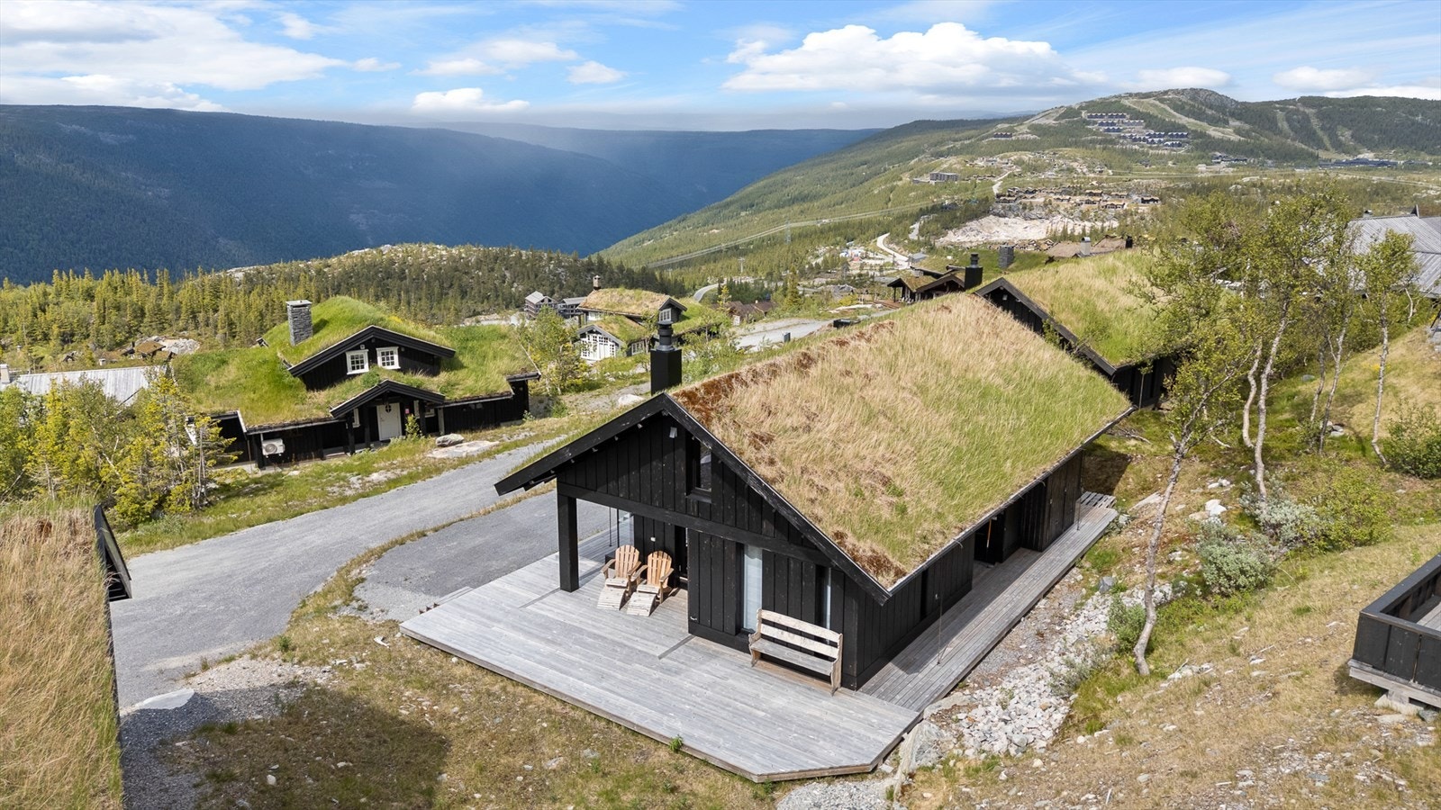 Her får du ski inn/ski-ut til rikelig med nedfarter og skiheiser, og er et perfekt utgangspunkt for turer på langrenn, randonee, og turer på barmark. Galleribilde