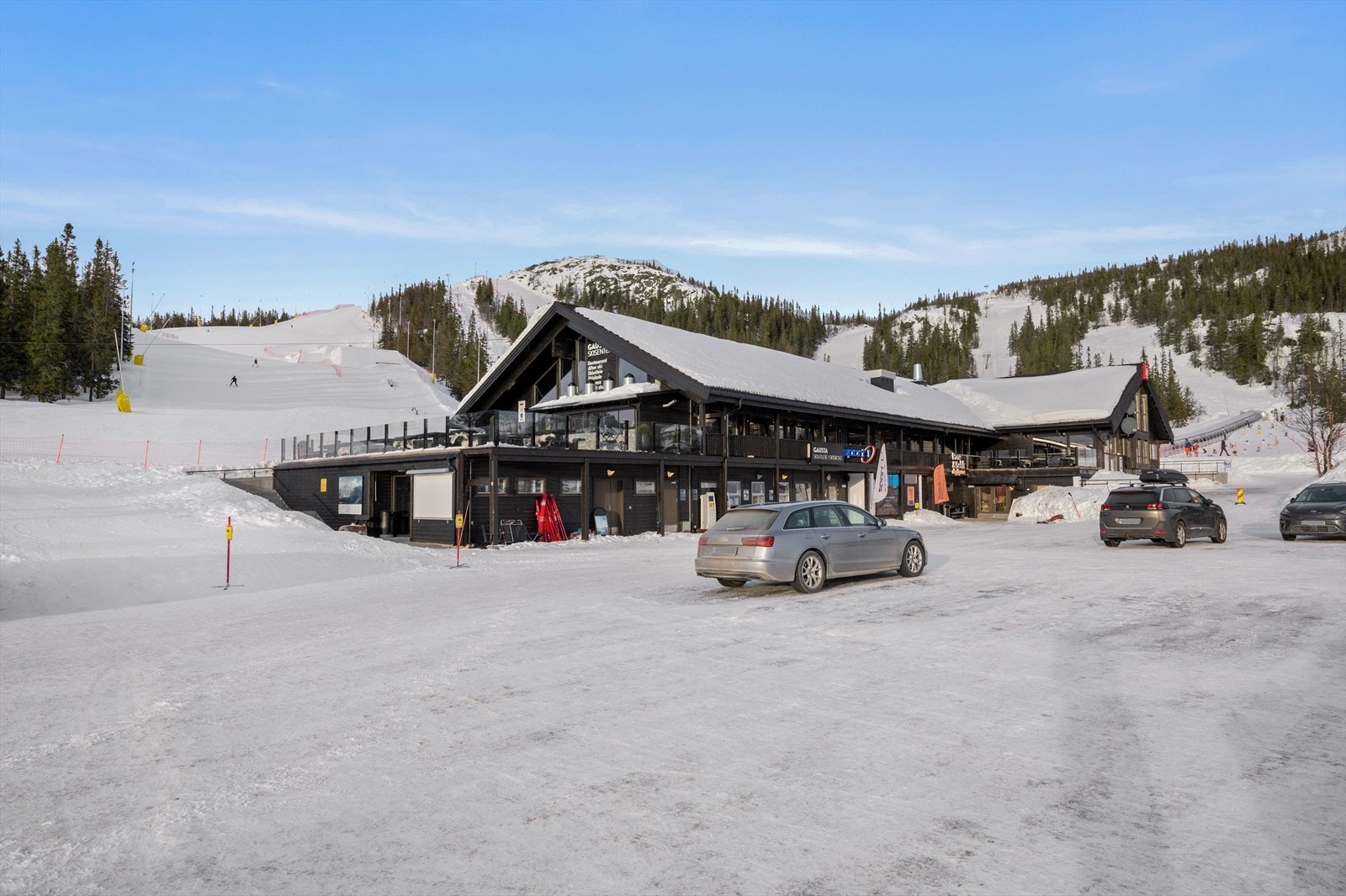 Nærområde - Gausta skisenter - Her finner man skiutleie, spisesteder, Sport 1 butikk, dagligvarebutikken Pose & sekk, Bakeriet - baker og kafé, Loftet - bar og afterski. Galleribilde