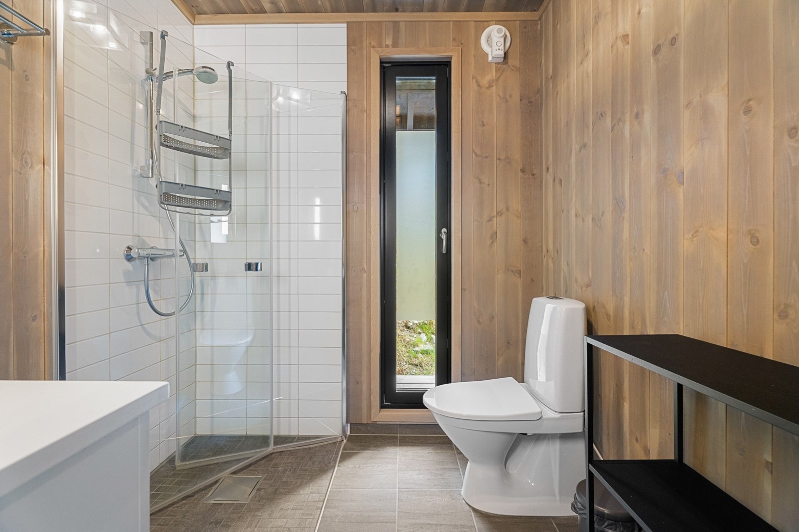 Hytta har bad med dusj og moderne fasiliteter. Badet har flislagte gulv med varmekabler, flislagt dusjsone, og panel på vegger og i himling. Galleribilde