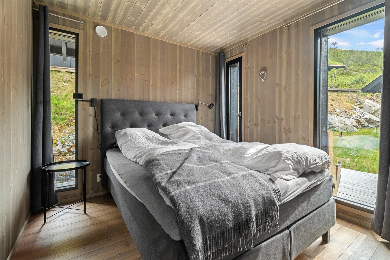 Hovedsoverommet: Romslig og fint hovedsoverom med plass til dobbeltseng med tilhørende nattbord. Det er satt opp en garderobe for oppbevaring av klær og tøy. Galleribilde