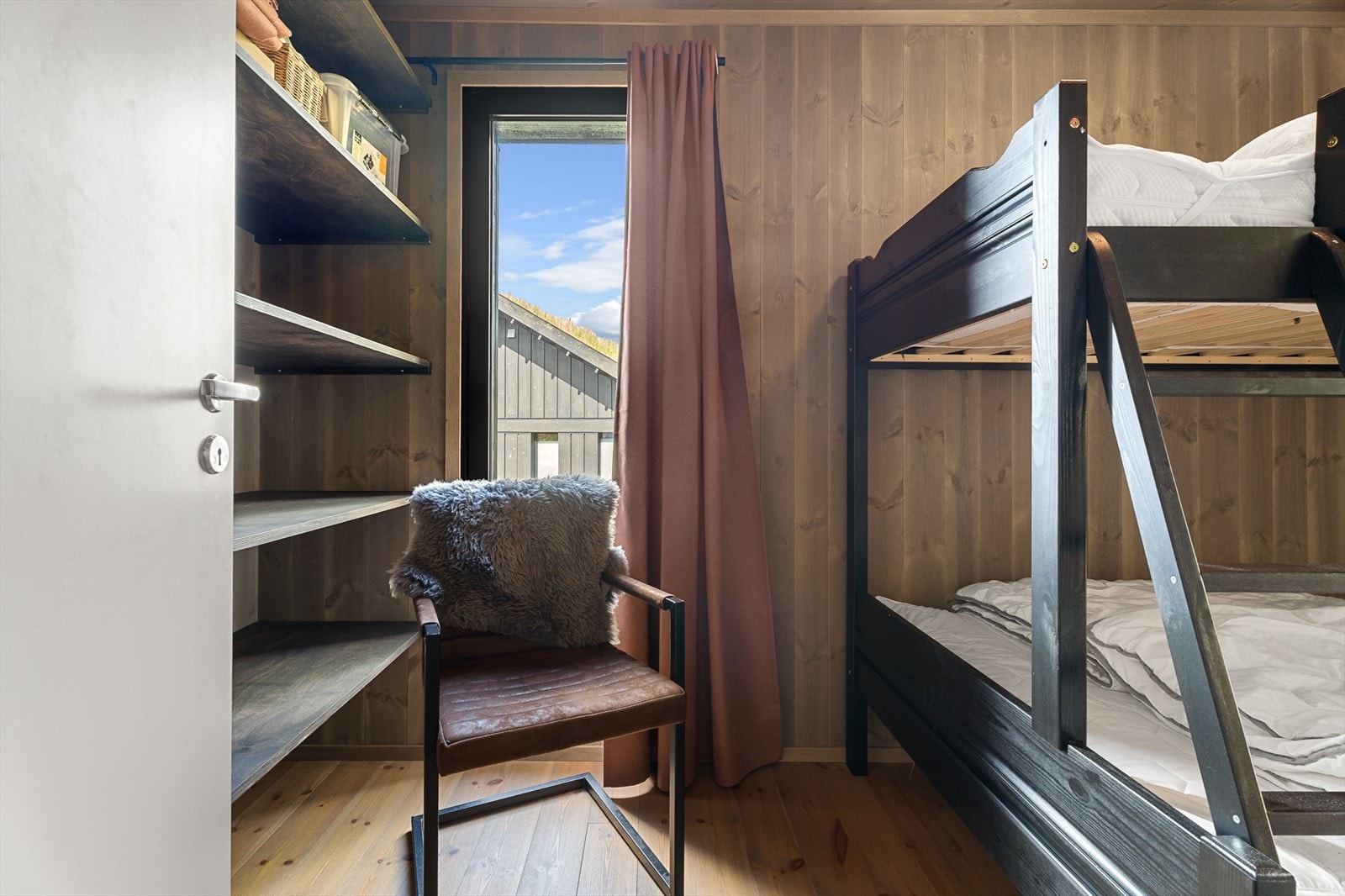 Soverom 3 - Her er det satt inn en familekøye med plass til 2 nede og 1 i overkøyen. Oppbevaringsplass i hylleløsning. Galleribilde