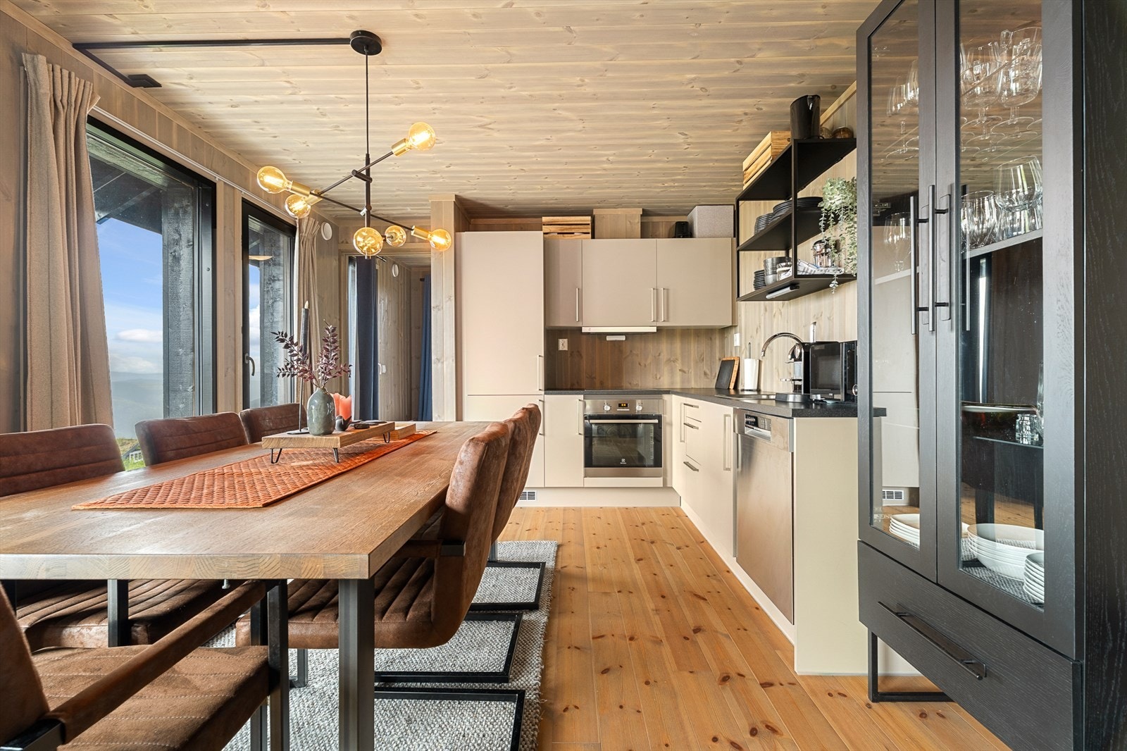 Stue, spisestue og kjøkken er i åpen løsning med hverandre, hvor det er god plass til venner og familie. Galleribilde