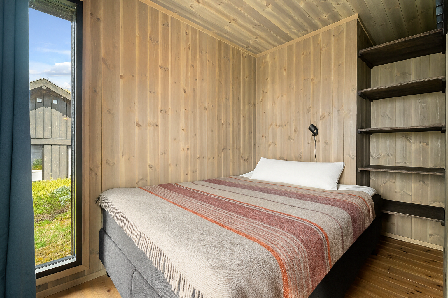 Soverom nr 2: Dette ligger innenfor kjøkkenet og her er det satt inn dobbeltseng og hylleløsning i nisje for oppbevaring. (Digital møblering) Galleribilde