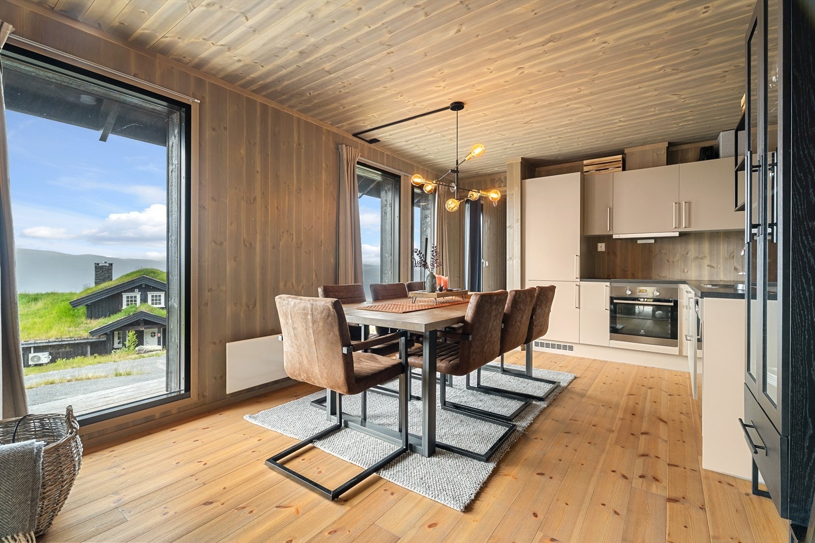 Romslig og åpen stue med store vindusflater som gir en fantastisk utsikt. Galleribilde
