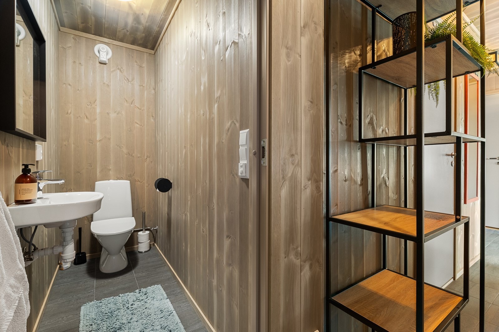 Her får du også et praktisk toalettrom med fliser på gulv, og panel på vegger og i himling. Her er det servant og gulvstående toalett. Galleribilde