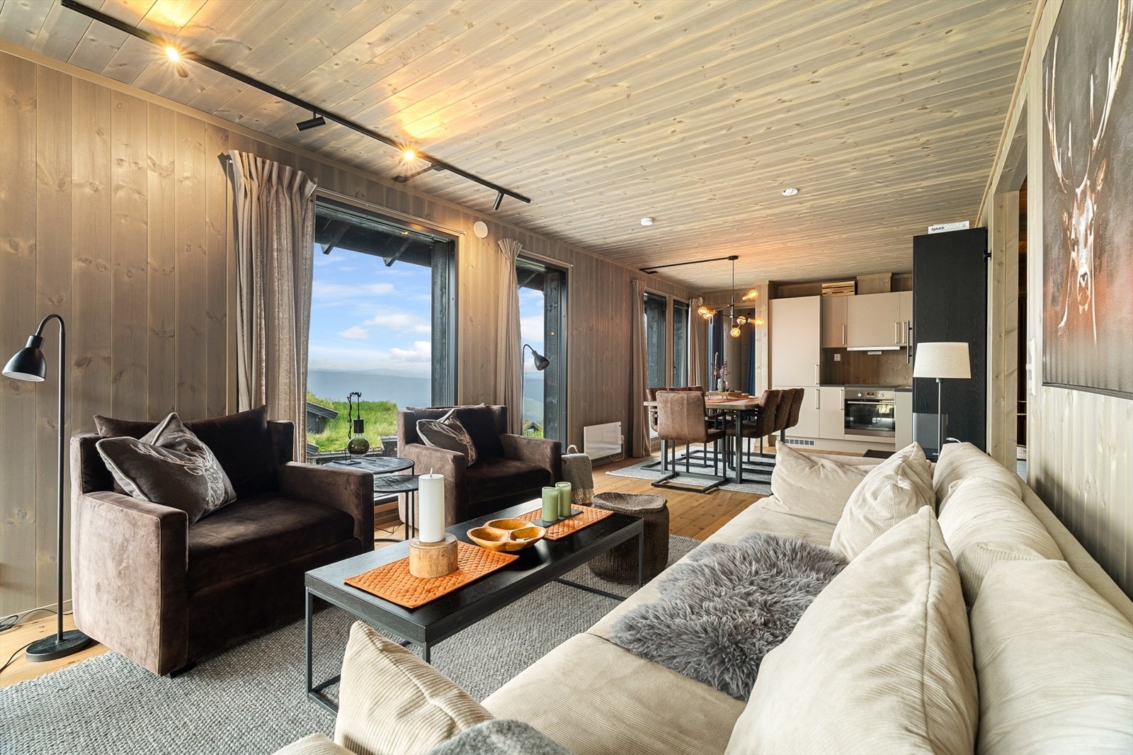 De store vindusflatene gir rikelig med lysinnslipp og en god romfølelse. Galleribilde