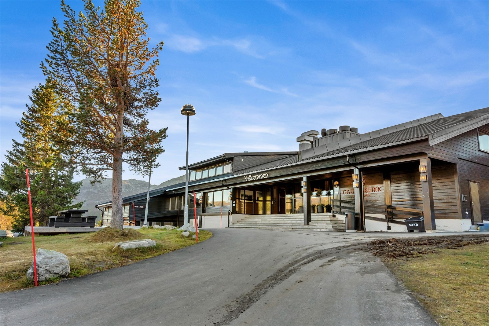 Nærområde - Gaustablikk fjellresort - Hotellet har velværeavdeling med svømmebasseng, badstue og jacuzzi. Ellers er det to restauranter, en bar, store fellesarealer, lekerom for de minste, shuffelboard og uteområde med flott utsikt. Galleribilde