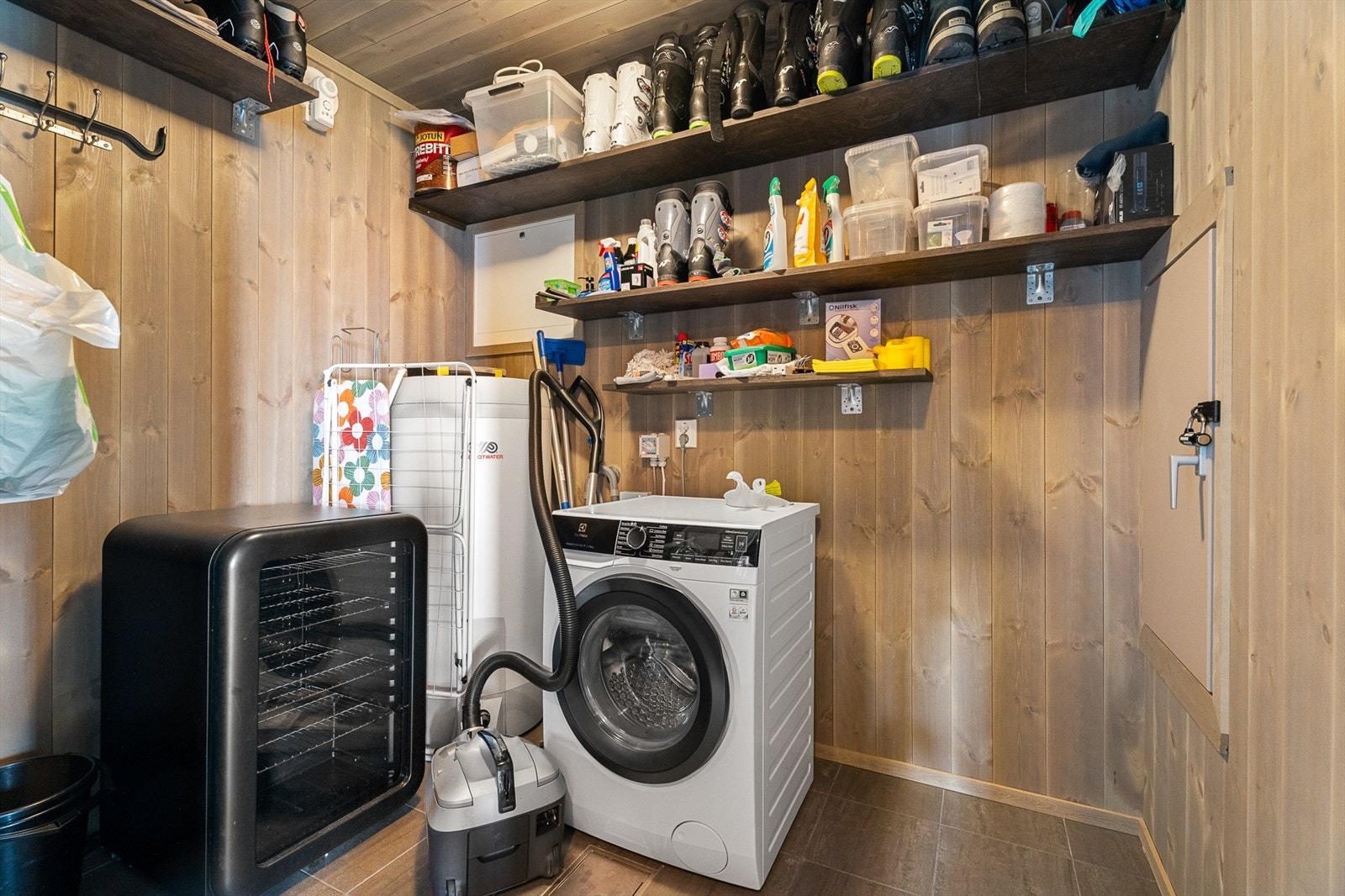 Teknisk rom/ bod med fliser på gulv og panel på vegger. Rommet har opplegg for vaskemaskin og det er sluk i gulv. Her er det god plass for oppbevaring! Motorisert vifte på vegg- Galleribilde