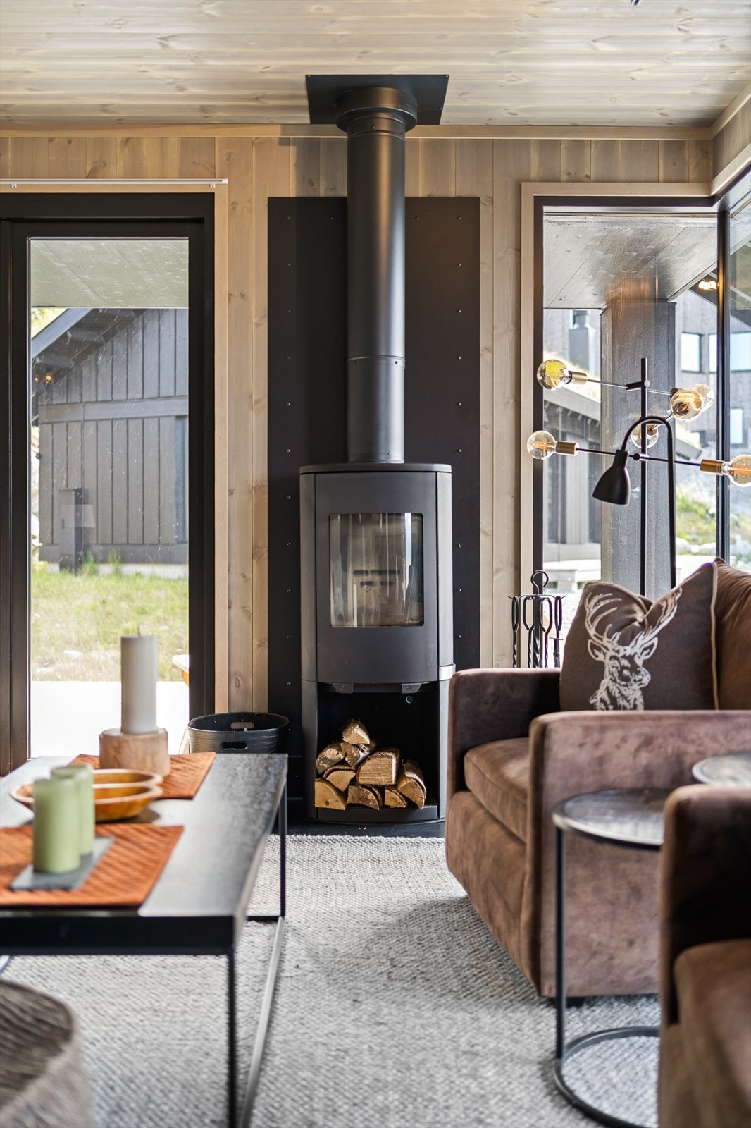 Stua har en koselig peisovn som gir en lun og varm stemning. Galleribilde