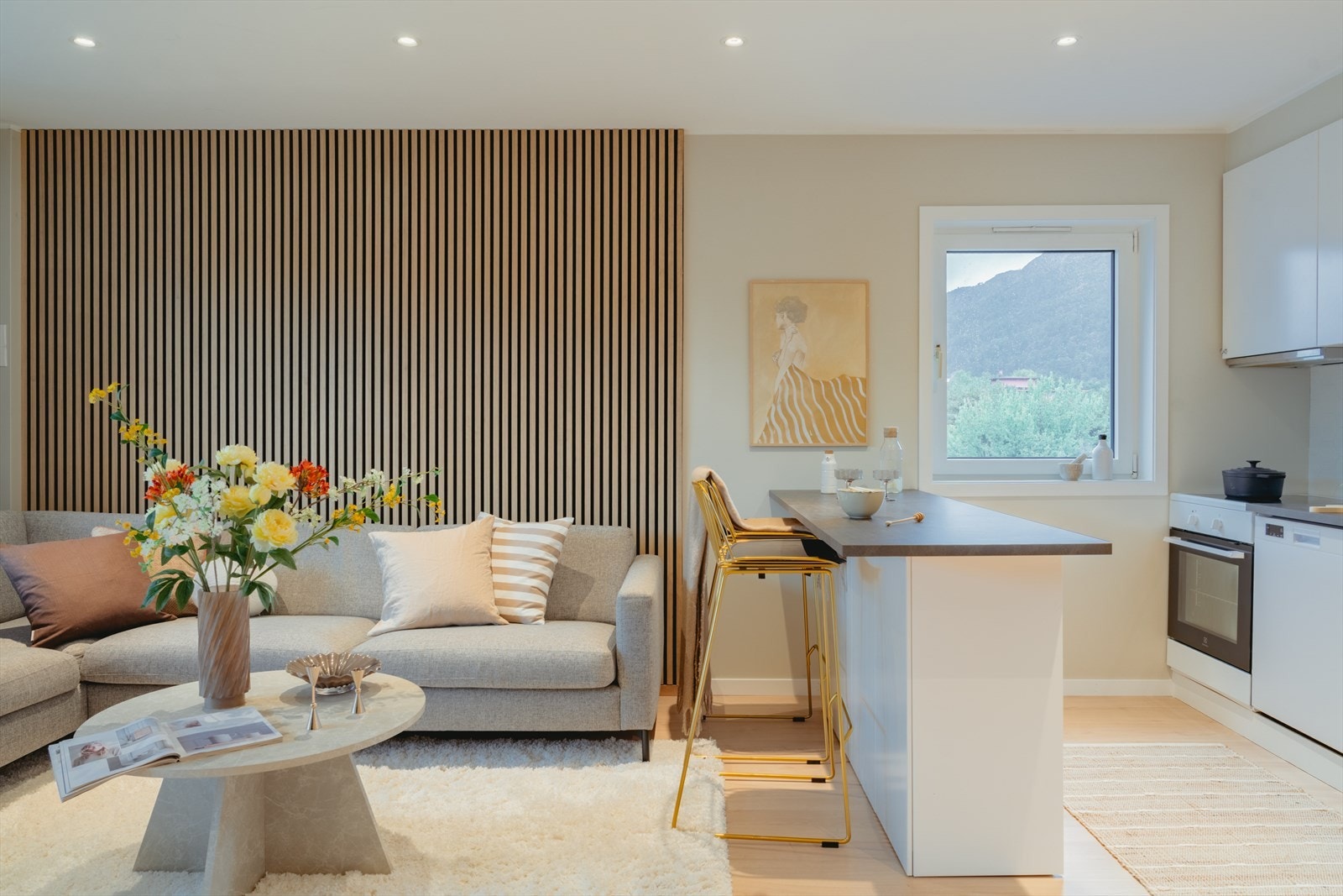 Store vindusflater sørger for rikelig med naturlig lys. Galleribilde