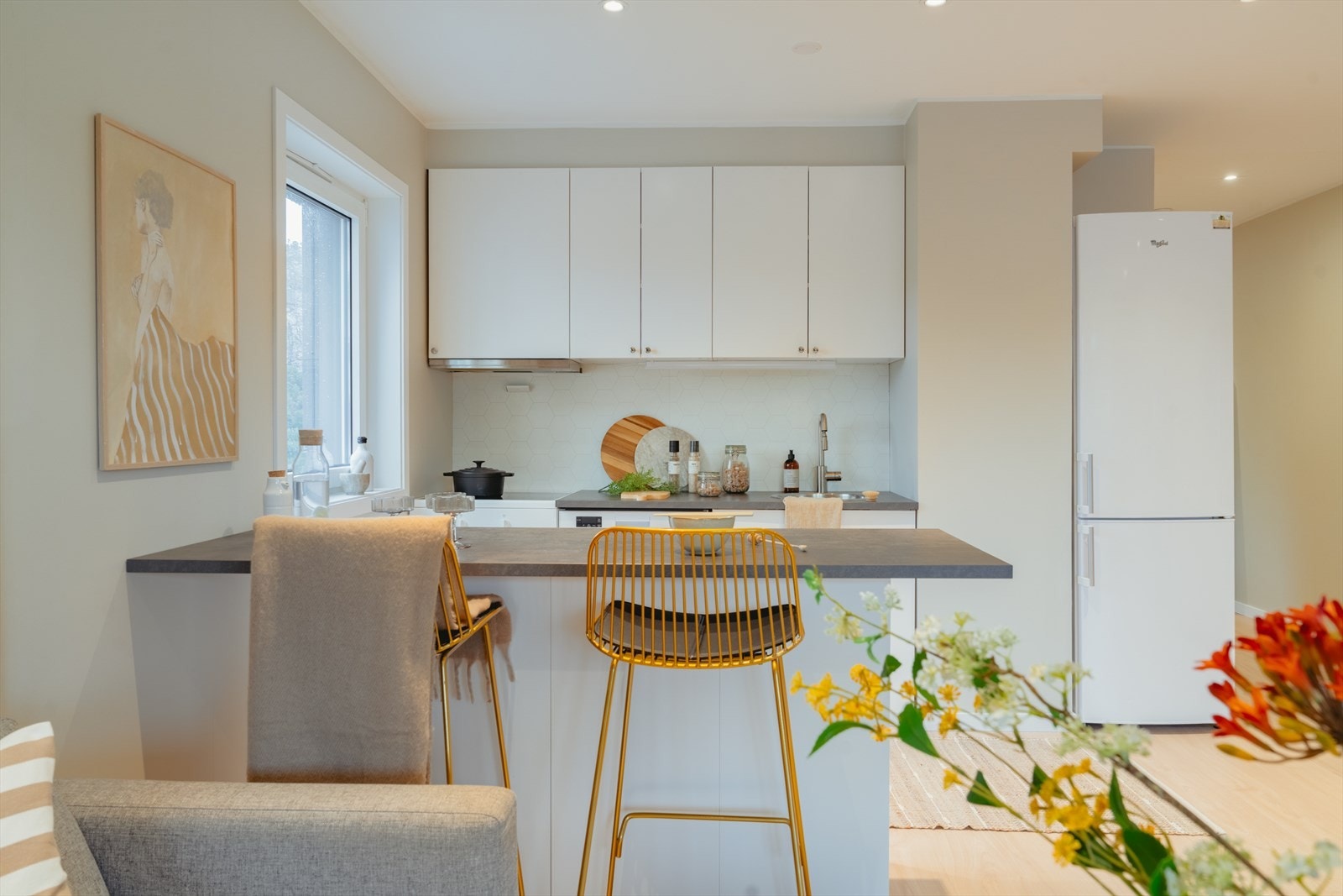 Kjøkkeninnredning fra IKEA fra 2021 med folierte skrog, slette fronter og laminert benkeplate. Galleribilde