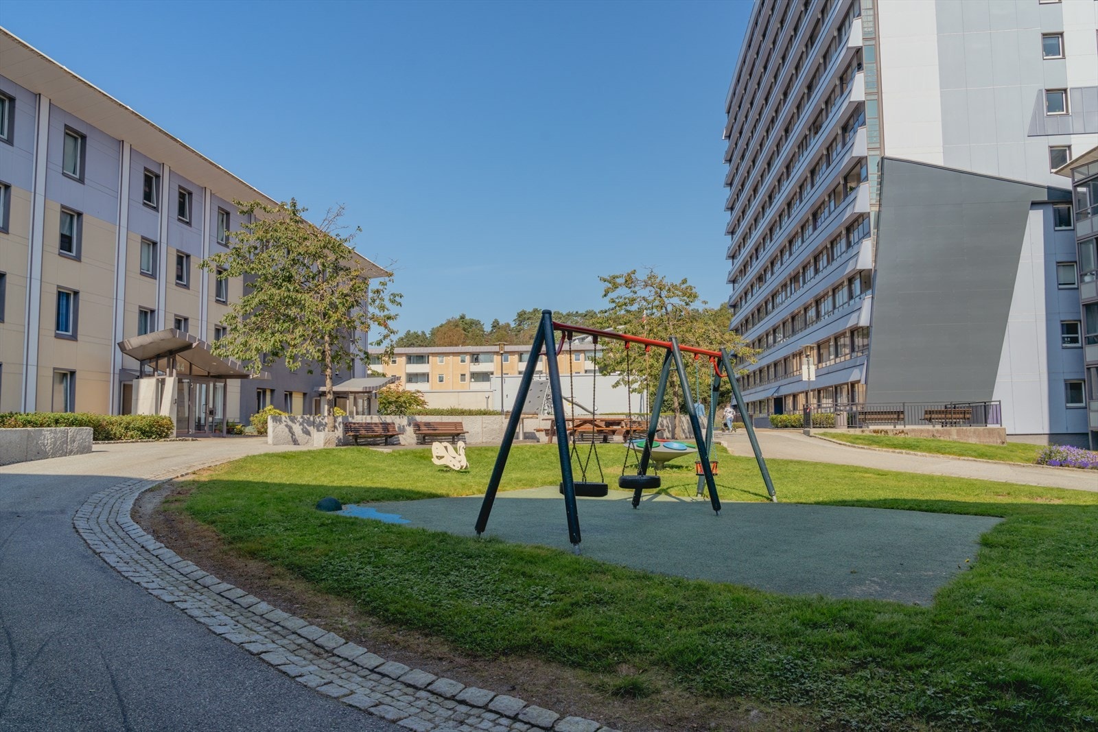 Eiendommen er flott opparbeidet med lekeplasser, grøntområder og sittegrupper. Galleribilde