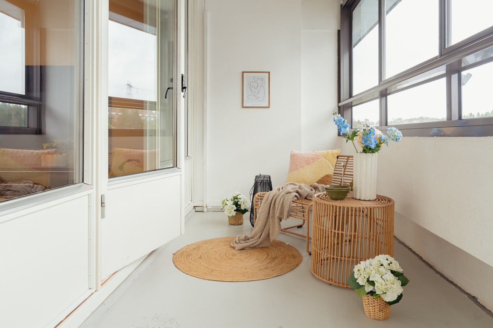 Fra stuen kommer vi ut til en innglasset balkong, målt til 8 m². Galleribilde