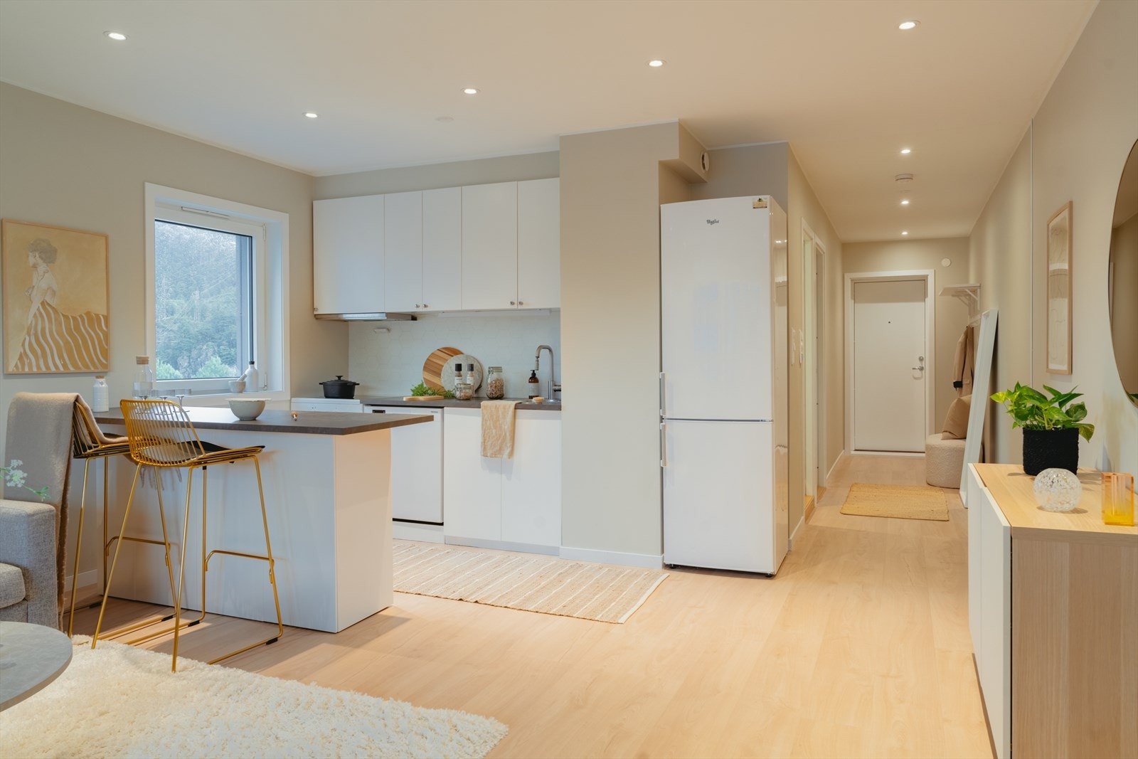 Av integrerte hvitevarer er det oppvaskmaskin, stekeovn, ventilator. Galleribilde