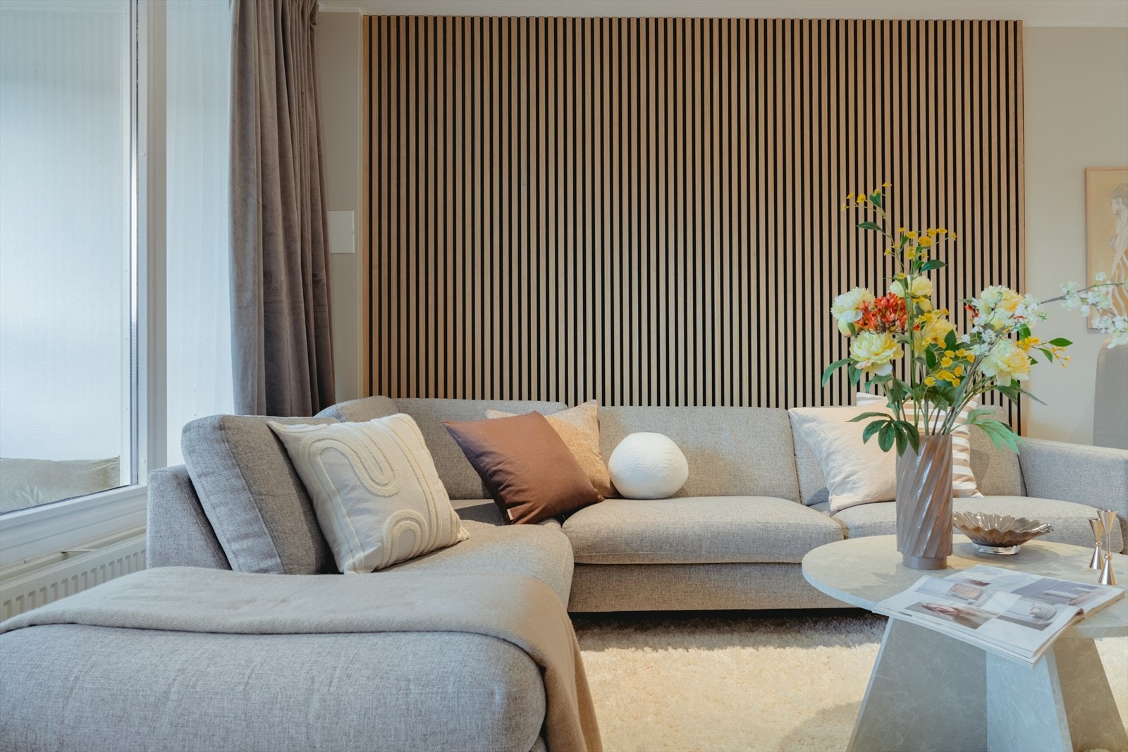 Stuen er malt i en tidsriktig farge som komplimenteres av et flott laminatgulv. Galleribilde