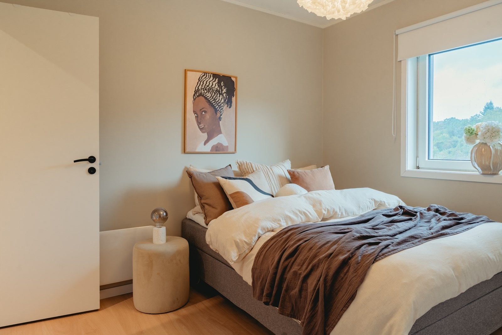 Leiligheten har et lyst og fint soverom, malt i tidsriktige farger. Galleribilde