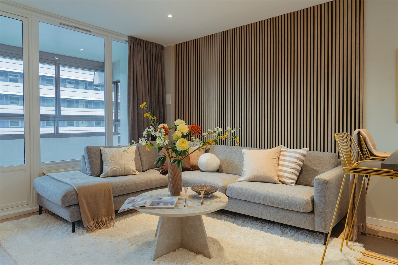 Vi beveger oss inn i en romslig stue/kjøkken løsning. Galleribilde