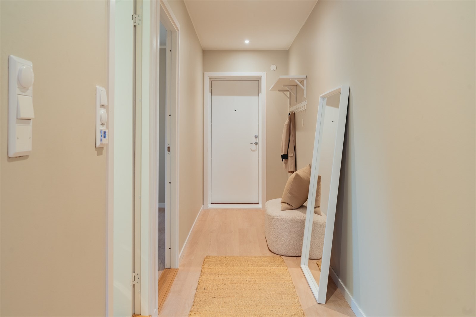 Vi møtes av en lys og romslig gang. Galleribilde