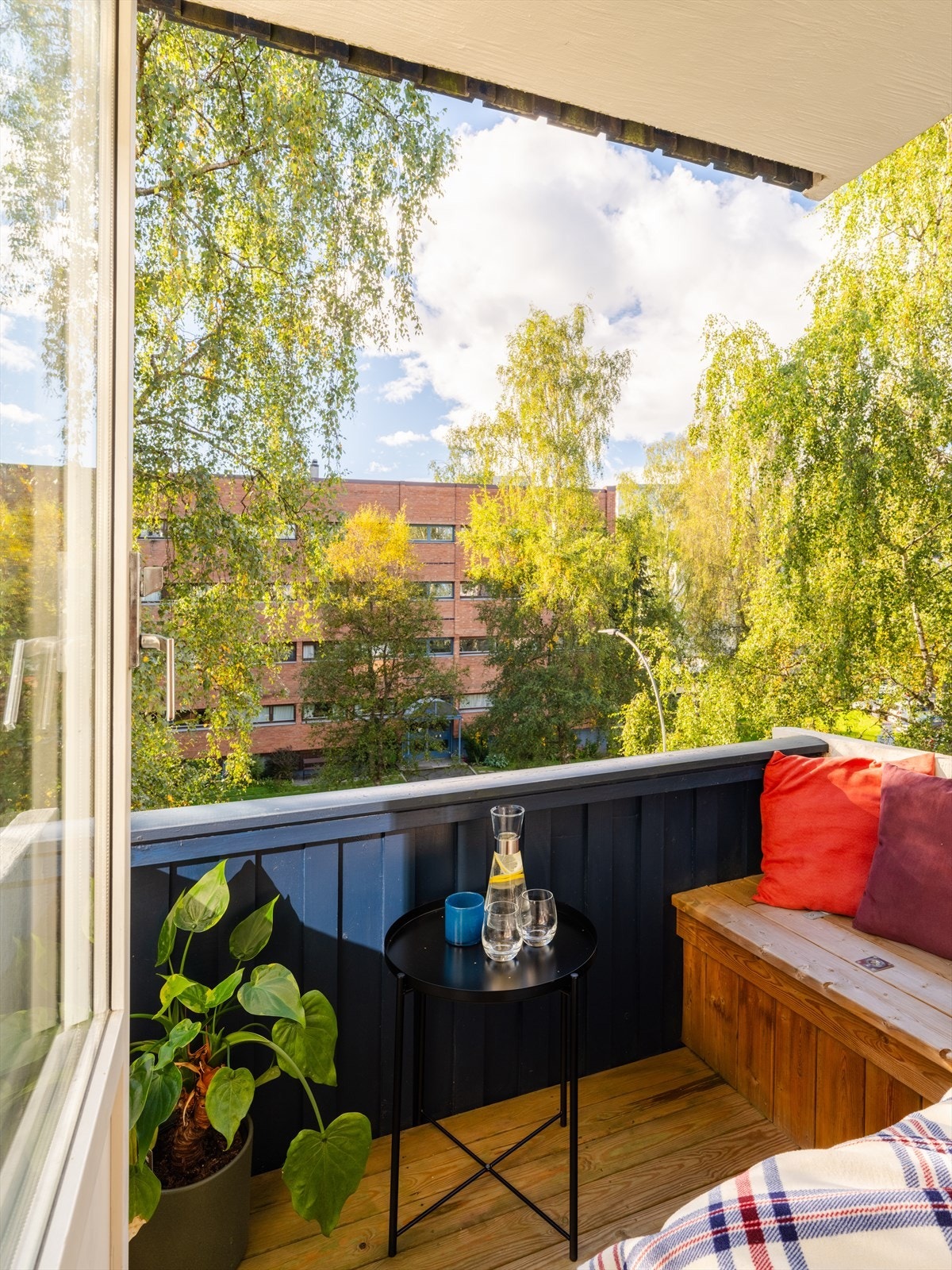 Balkongen er på 2 kvm med plassbygget benk. Galleribilde