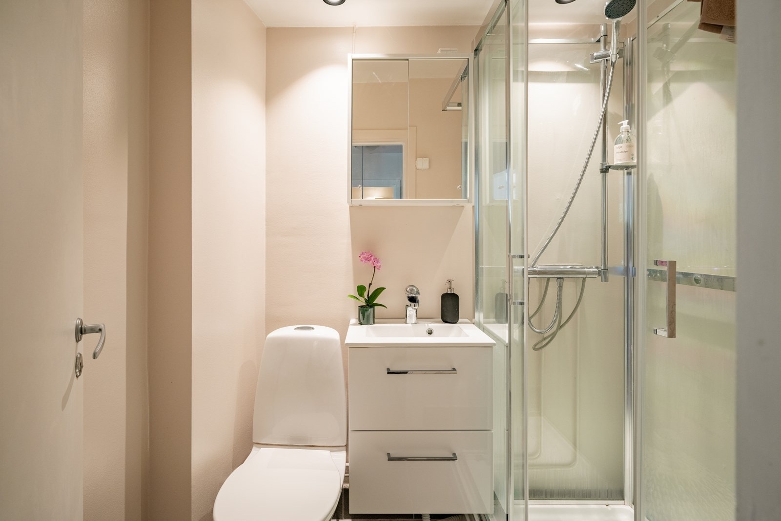 Badet er pent med lyse fliser på gulv, som gir et tidløst uttrykk. Galleribilde