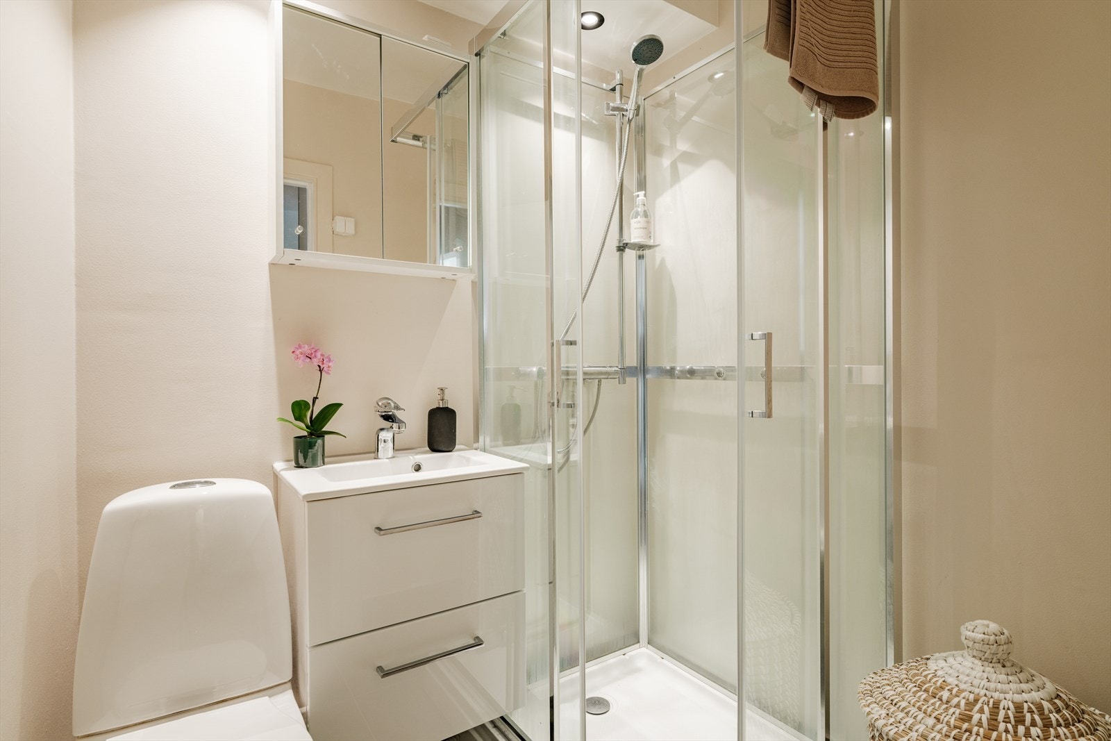 Badet ble oppgradert i 2023 med nye fliser på gulv, varmekabler og innredning. Galleribilde