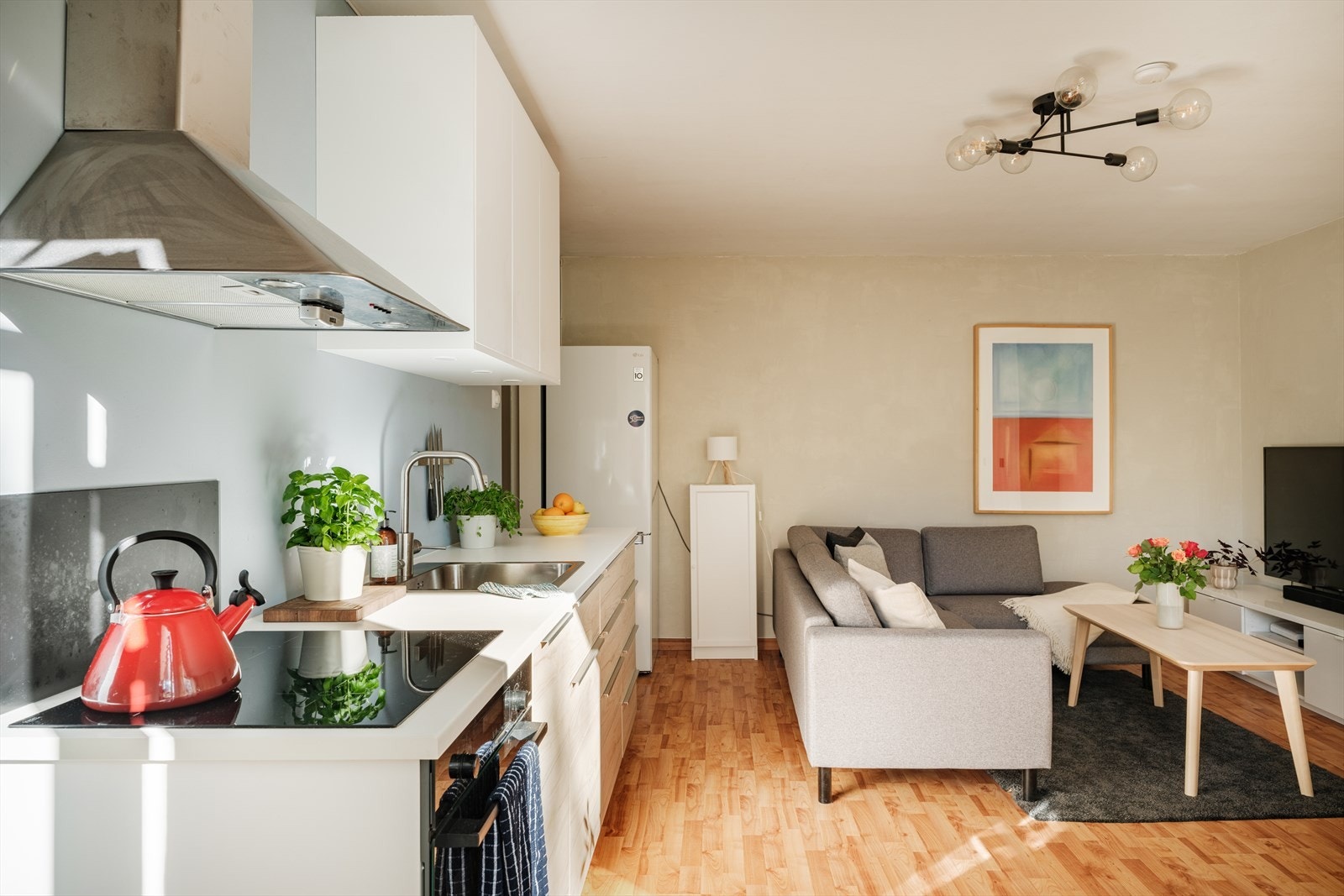 Den hyggelige stuen som rommer både sofagruppe, spisebord og annet møblement. Galleribilde