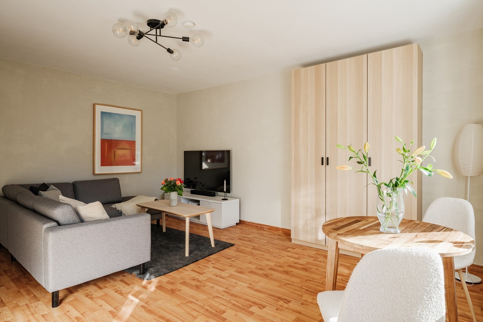 Det er bra med plass til større sofa, salongbord og oppbevaringsmøbel. Galleribilde