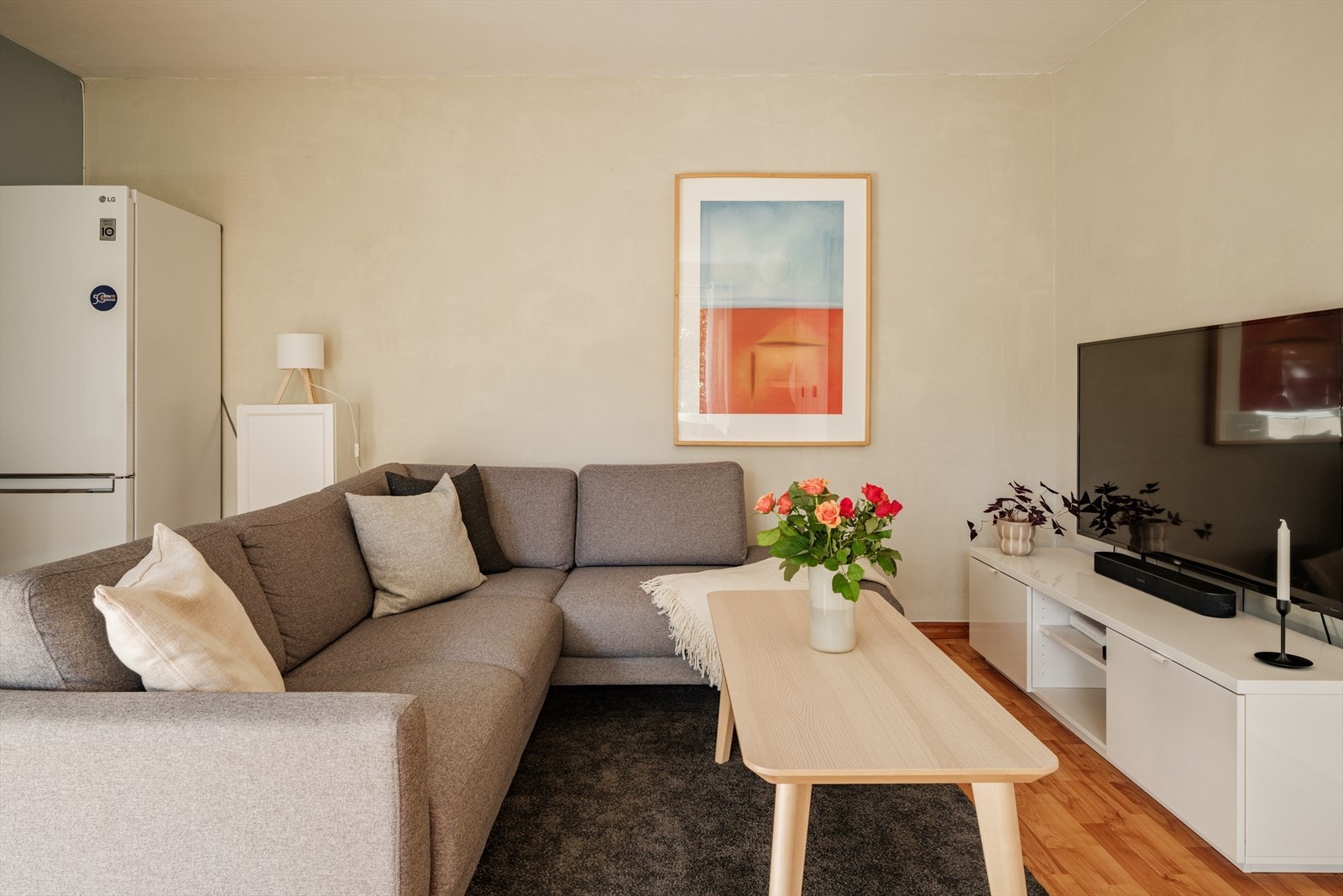 Lave felleskostnader med både varmtvann, oppvarming, internett og tv inkludert. Galleribilde