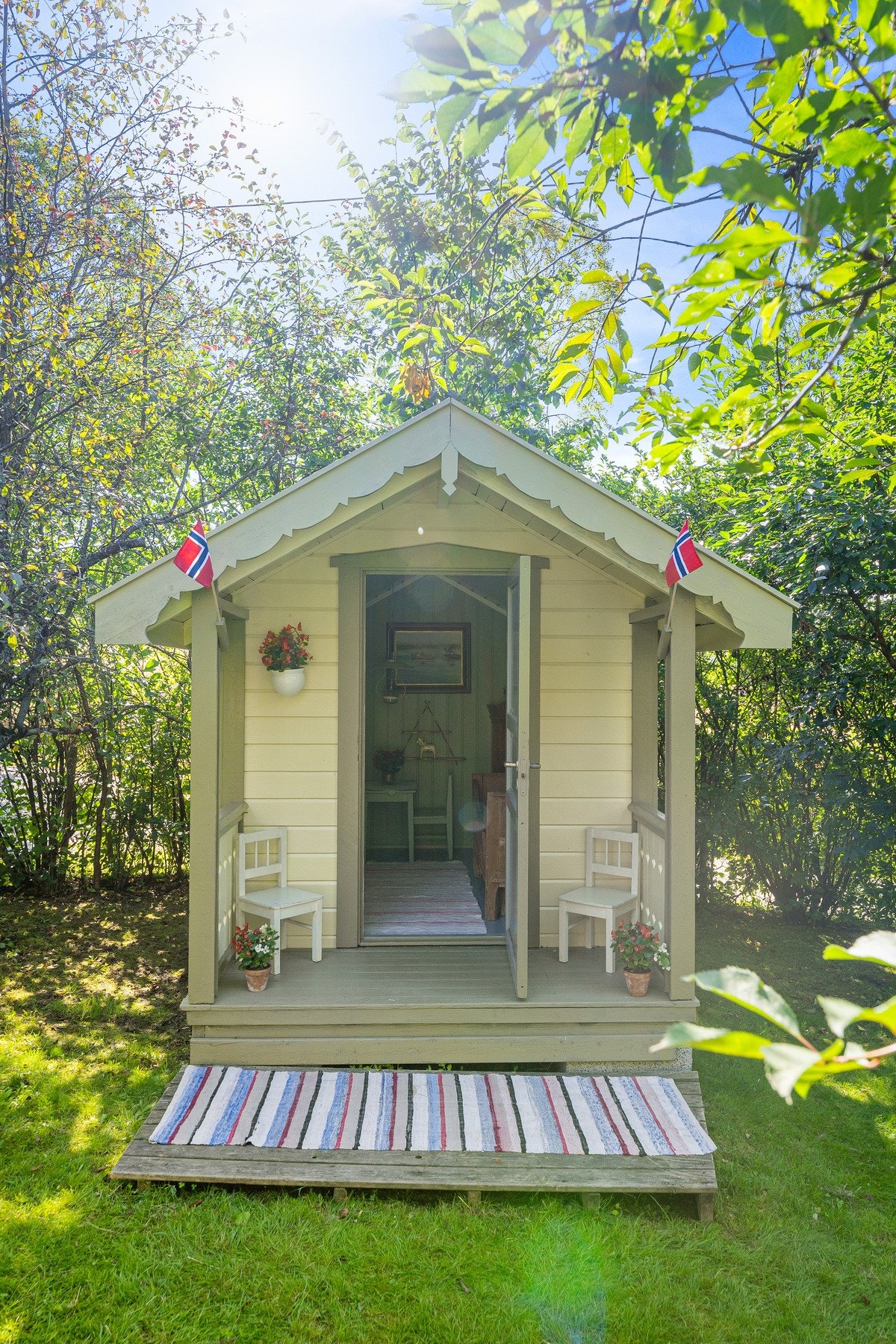 Dukkestue i samme farge som huset Galleribilde