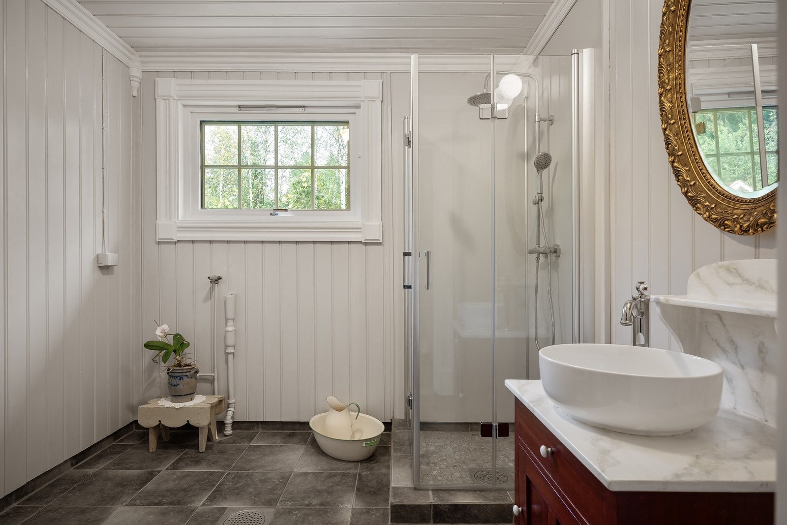 Badet er pent med dusjhjørne, servat, toalett og opplegg til vaskemaskin Galleribilde