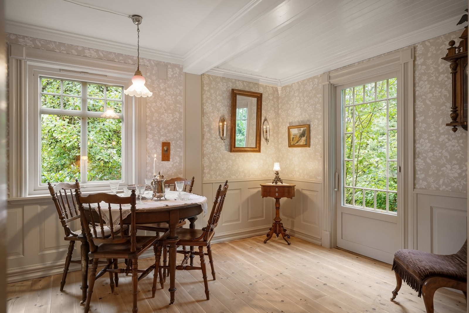 Spisestue med gode lysforhold, pene tregulv og utgang til flott hageanlegg Galleribilde