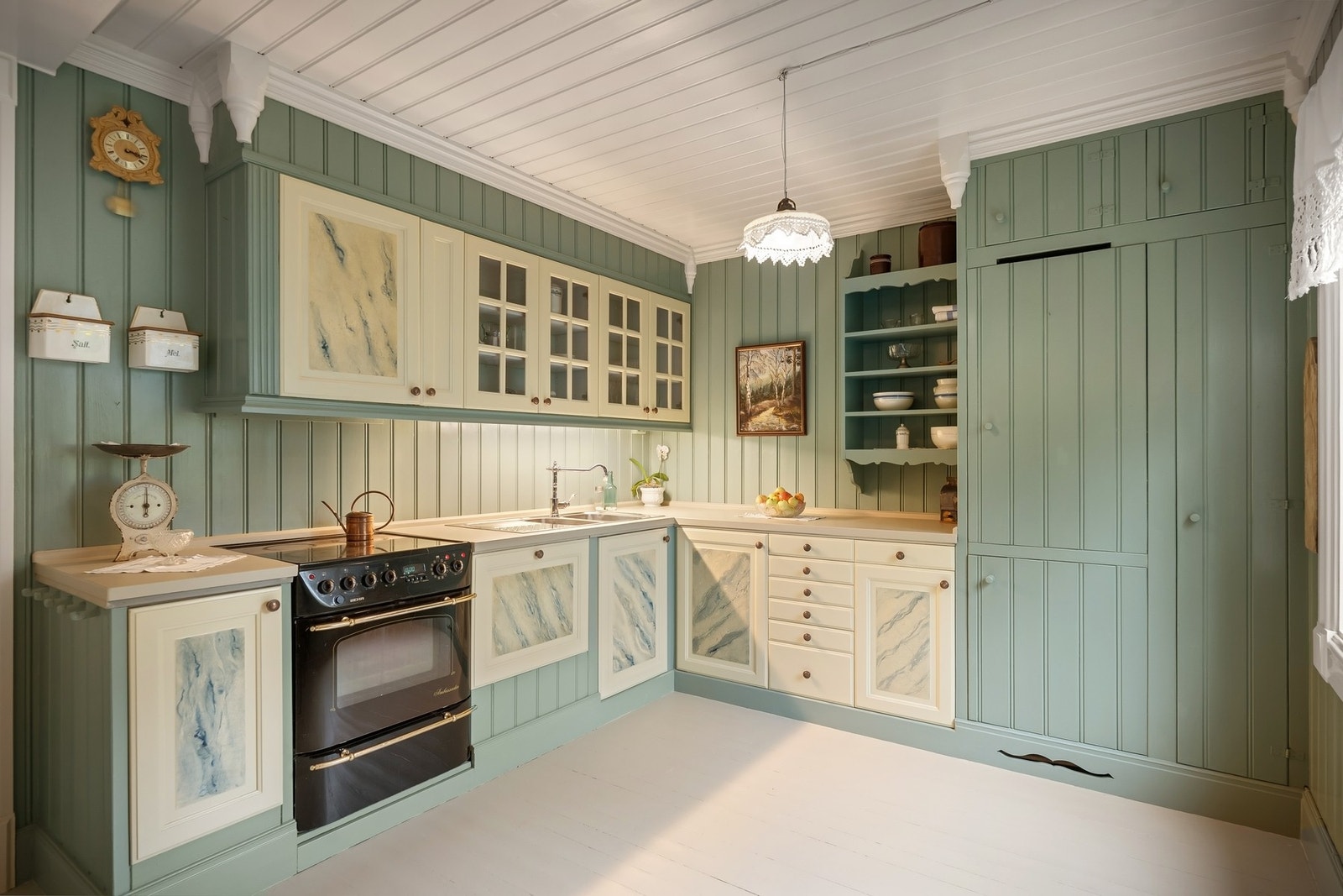 Kjøkkenet har integrert kjøleskap og kjøkkenbenk av tre - denne kan males etter eget ønske Galleribilde