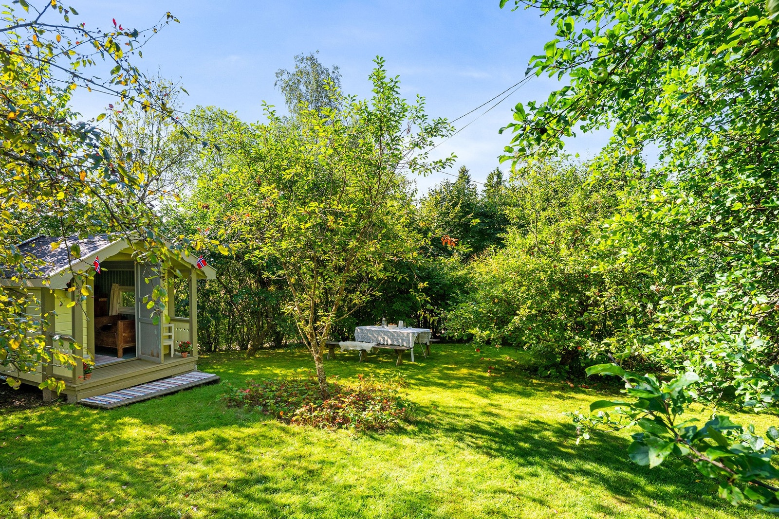 Hage i flott omgivelser med midt-sommer stemning og plass til hele familien Galleribilde