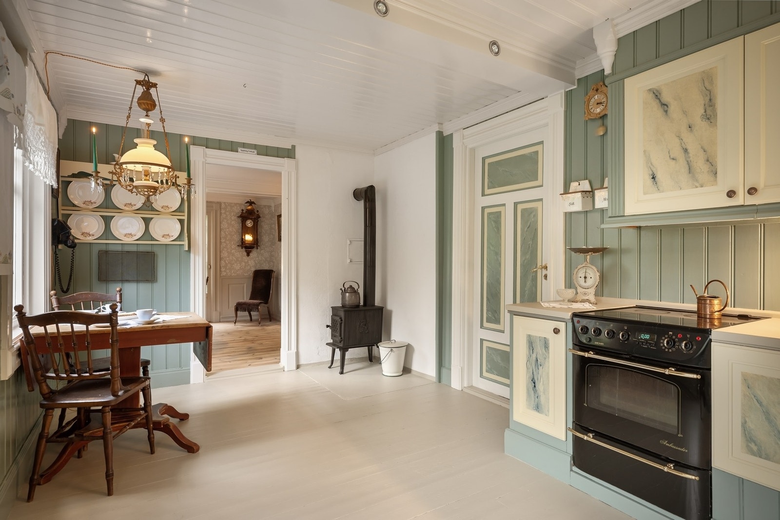 Kjøkken med håndmalte skap og fine malte tregulv Galleribilde