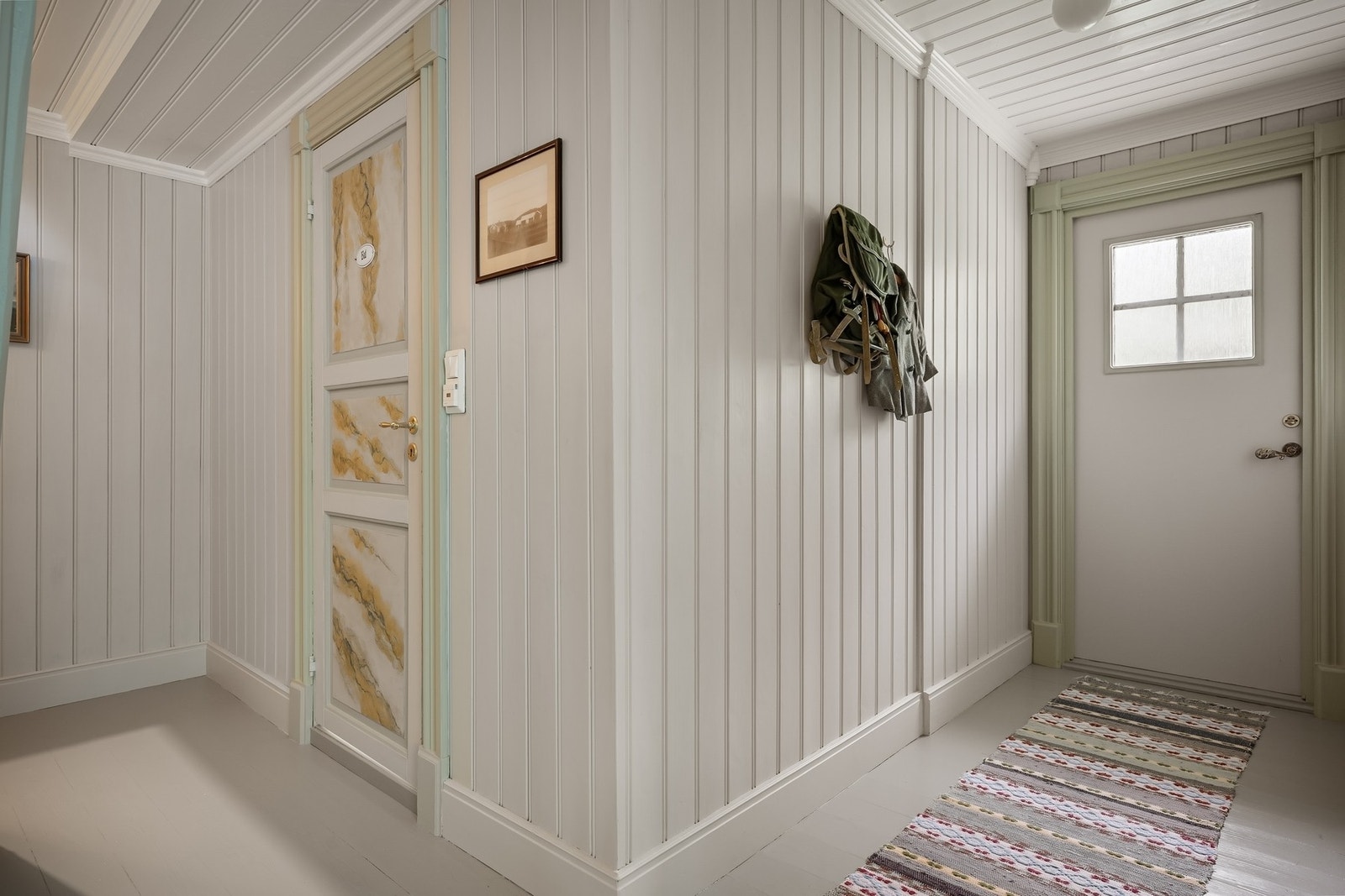 Entré med mulighet til å henge fra seg - inngang til bad Galleribilde