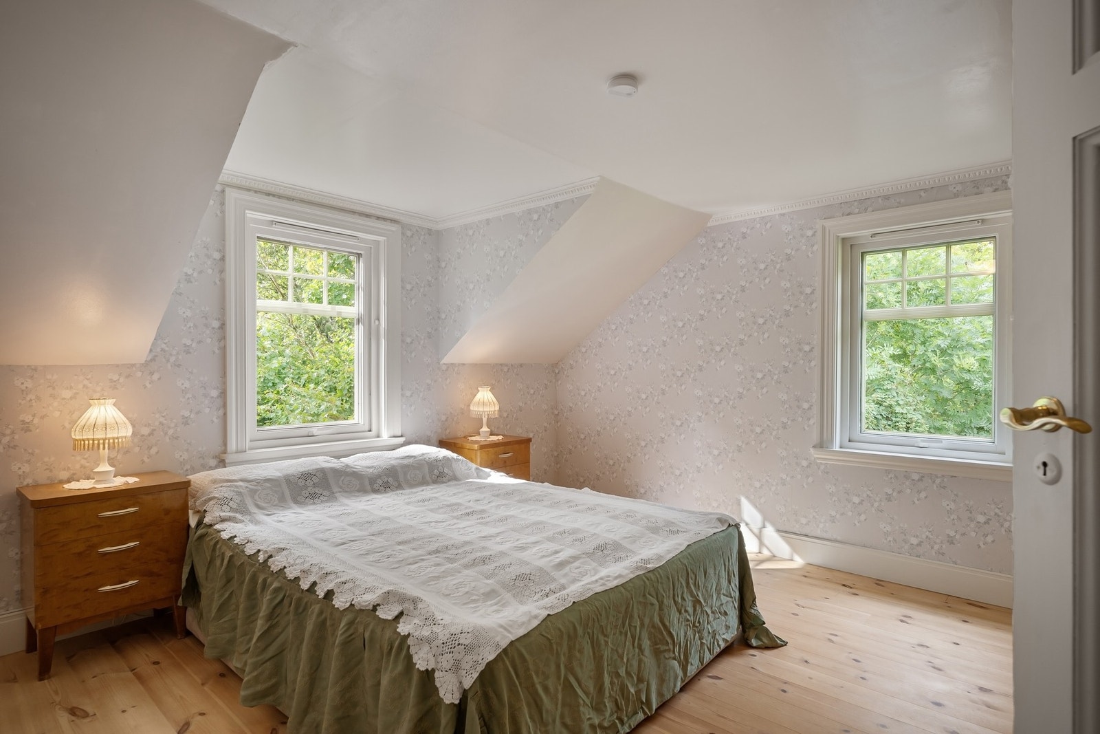 Hovedsoverom med plass til dobbeltseng og kommode Galleribilde