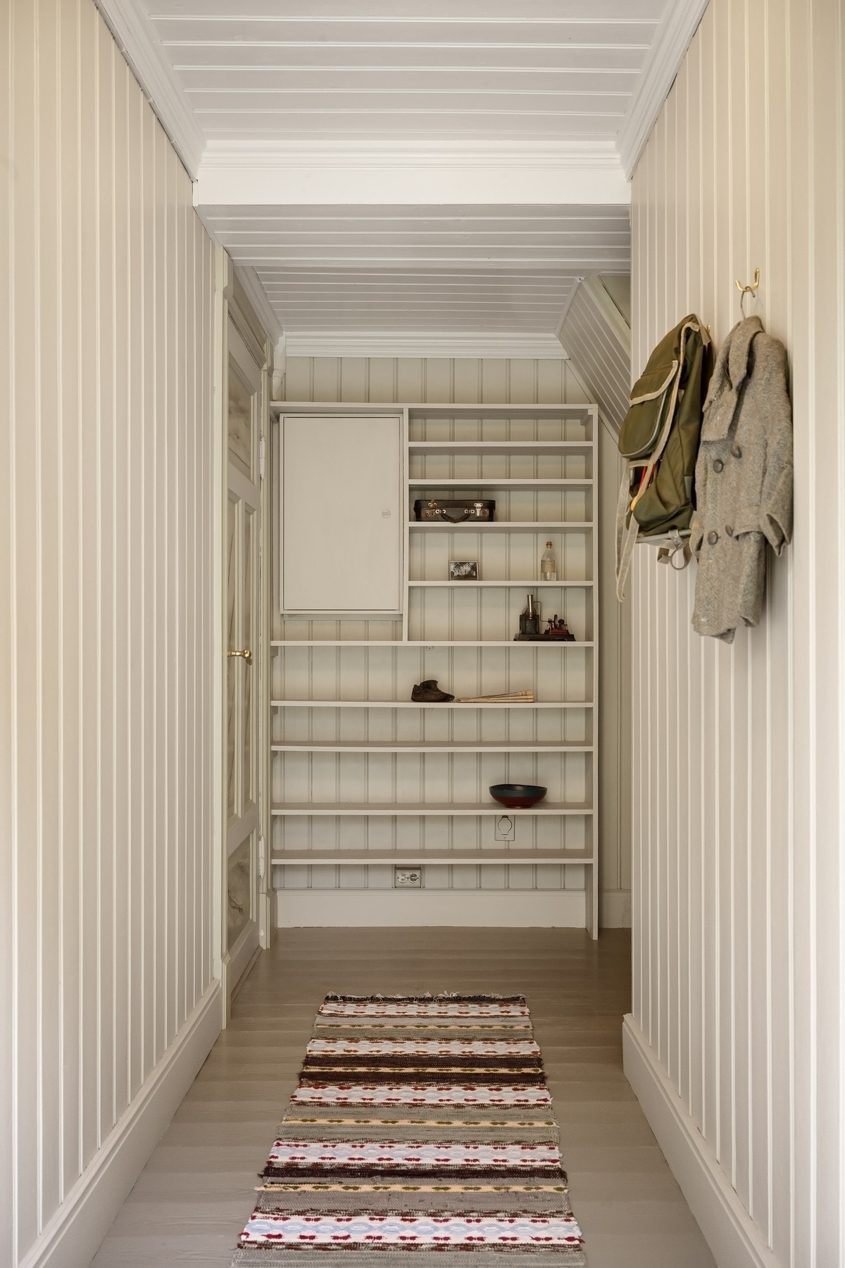 Inngangsparti har plassbygde hyller med nyere sikringsskap med automatsikringer Galleribilde