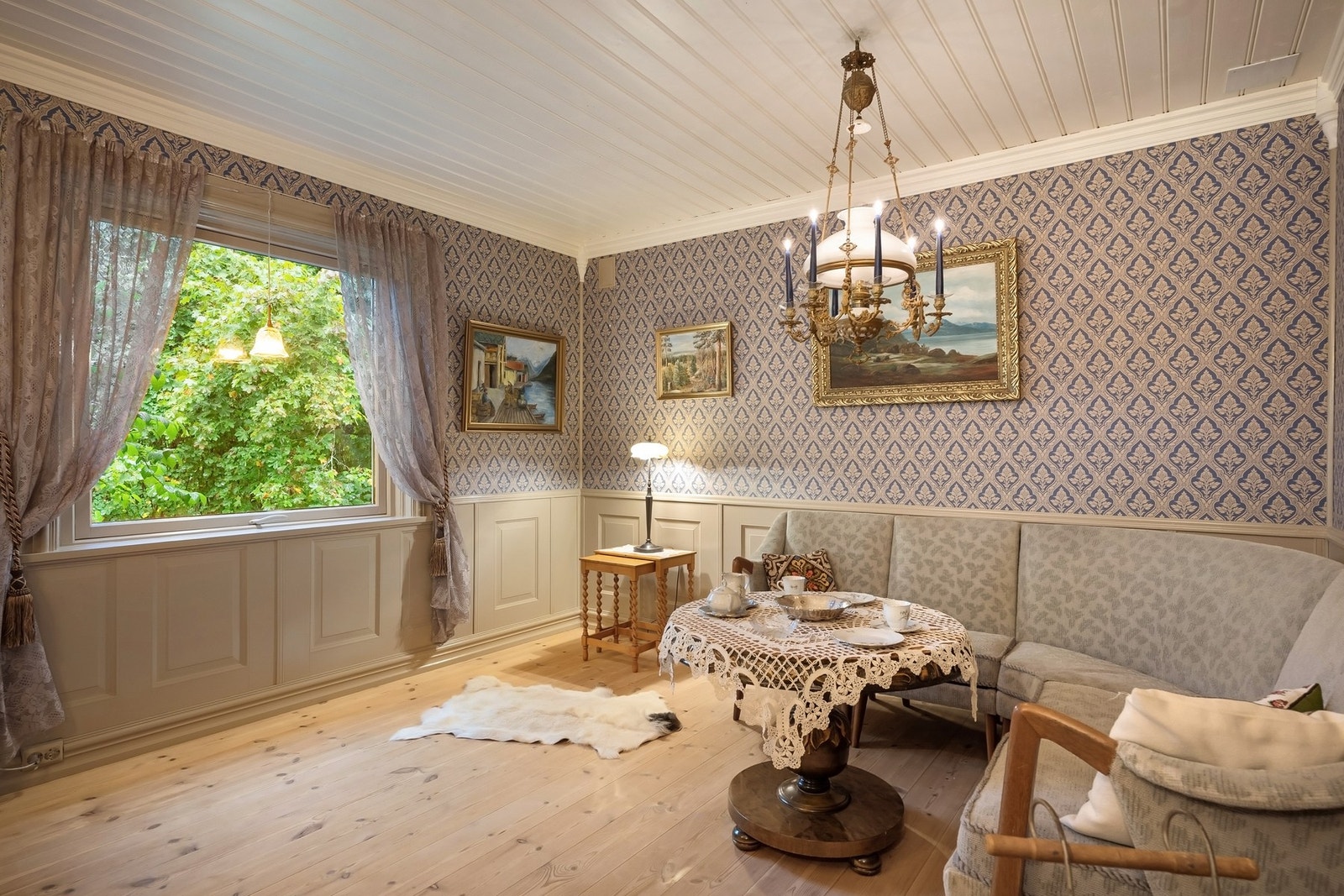 Stue med fine tregulv, hyggelig utsyn, original tapet. Galleribilde