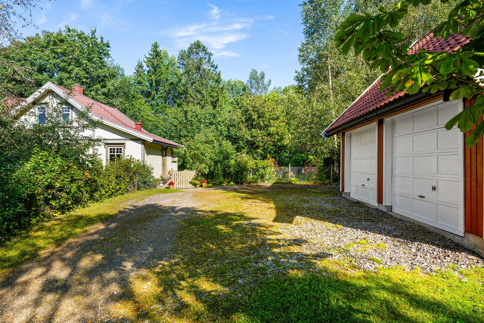 Det er dobbeltgarasje på eiendommen med rom over Galleribilde