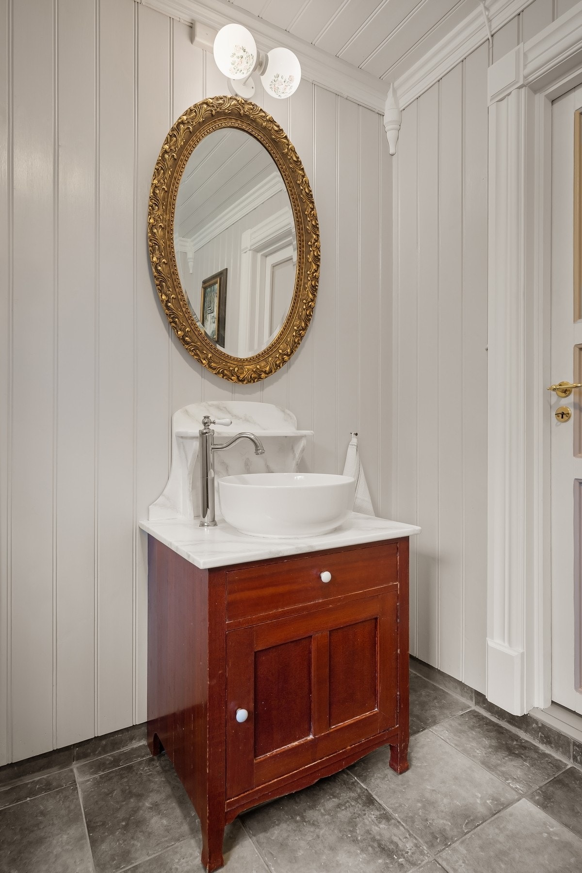 Servant med speil over og gjennomført stil Galleribilde