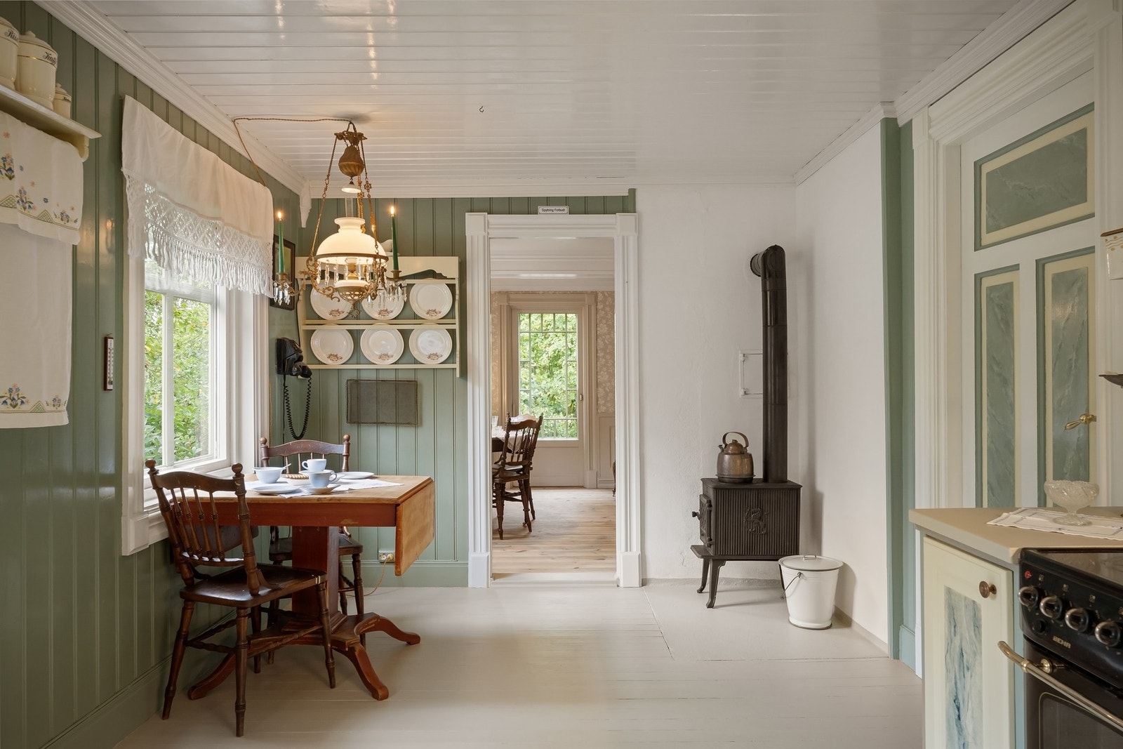 Det er vedfyring på kjøkkenet Galleribilde