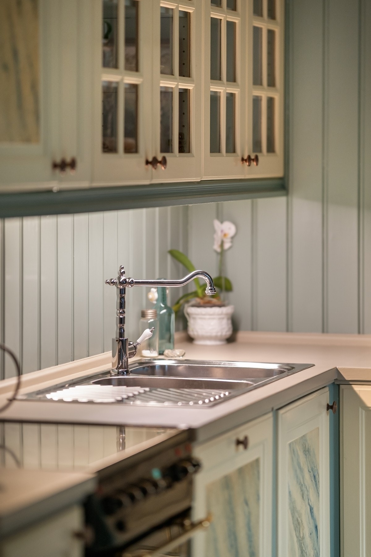 Vask i rustfritt stål og gjennomført armatur. Galleribilde