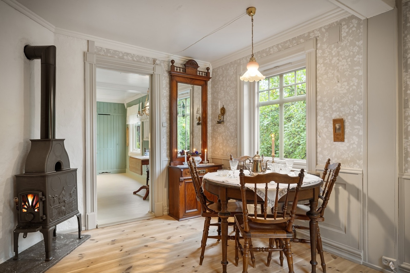 Det er vedfyring både i spisestuen og på kjøkkenet Galleribilde