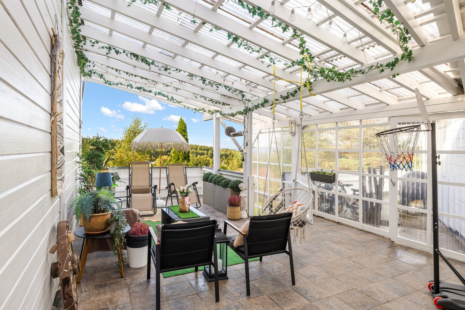 Delvis innglasset terrasse på ca. 39 kvm med adkomst fra stue m/spisestue og ved boligens inngangsparti Galleribilde