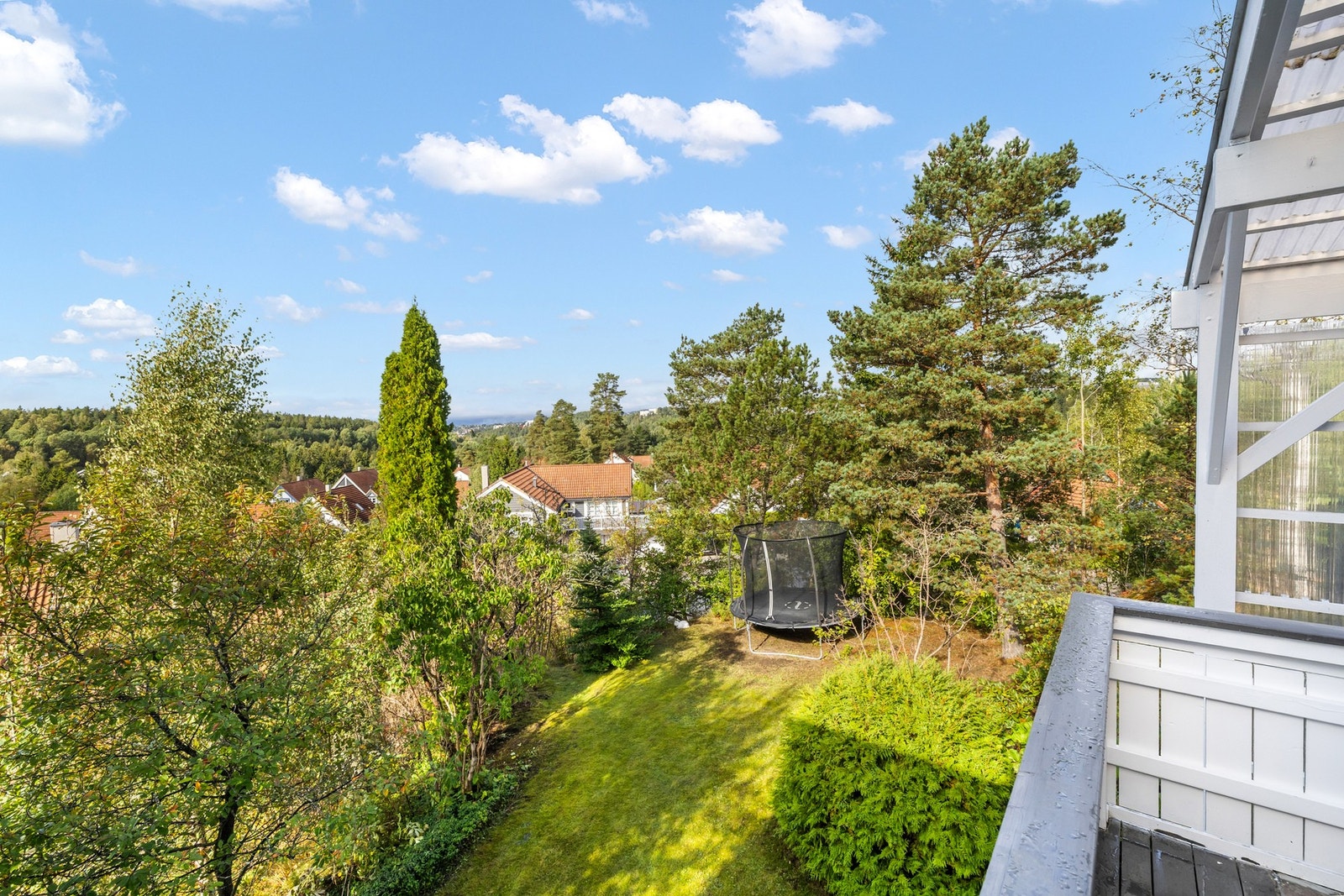 Boligen kan skilte med romslige utendørsområder, med hage, terrasse, balkong og vinterhage. Galleribilde