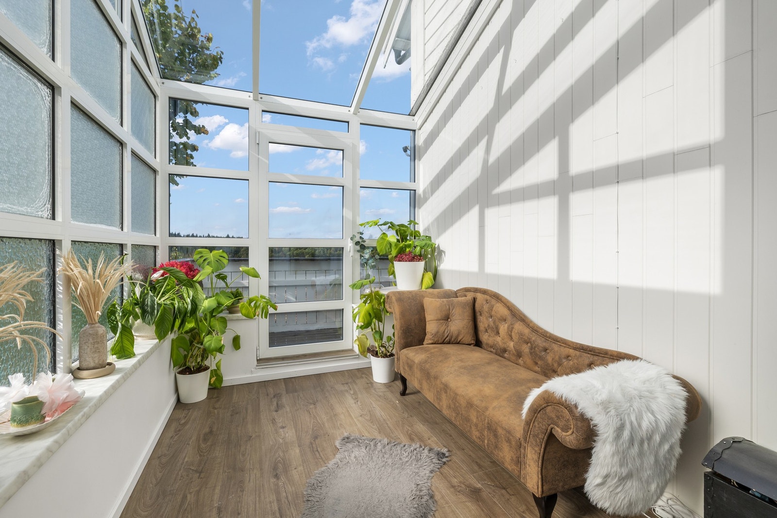 Fra rommet er det utgang til en tiltalende vinterhage, som fungerer som et lunt og lyst ekstra oppholdsrom hvor man kan nyte utsikten og årstidene. Galleribilde