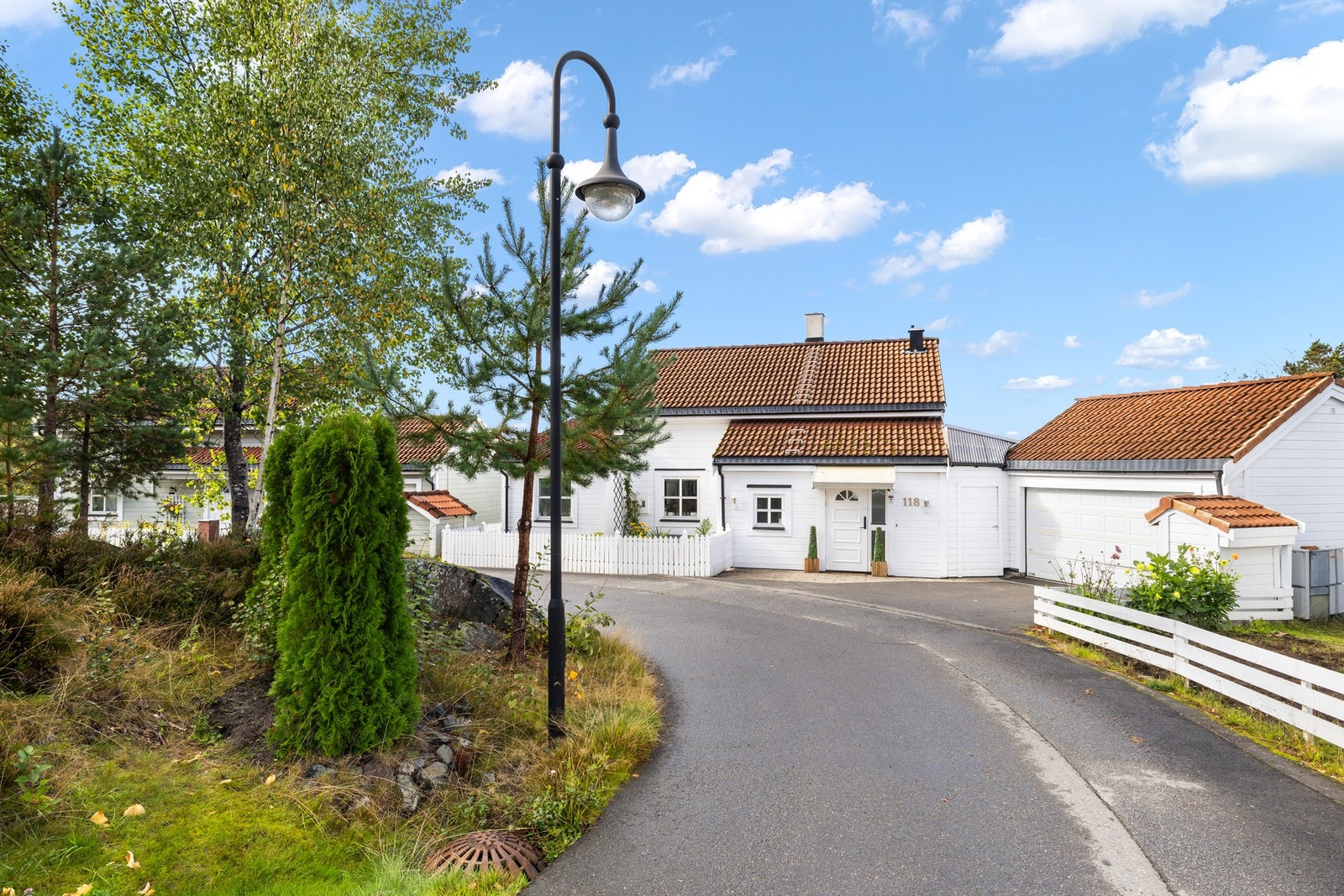Eiendommen ligger i et veletablert og barnevennlig boligområde på Bjørndal. Galleribilde