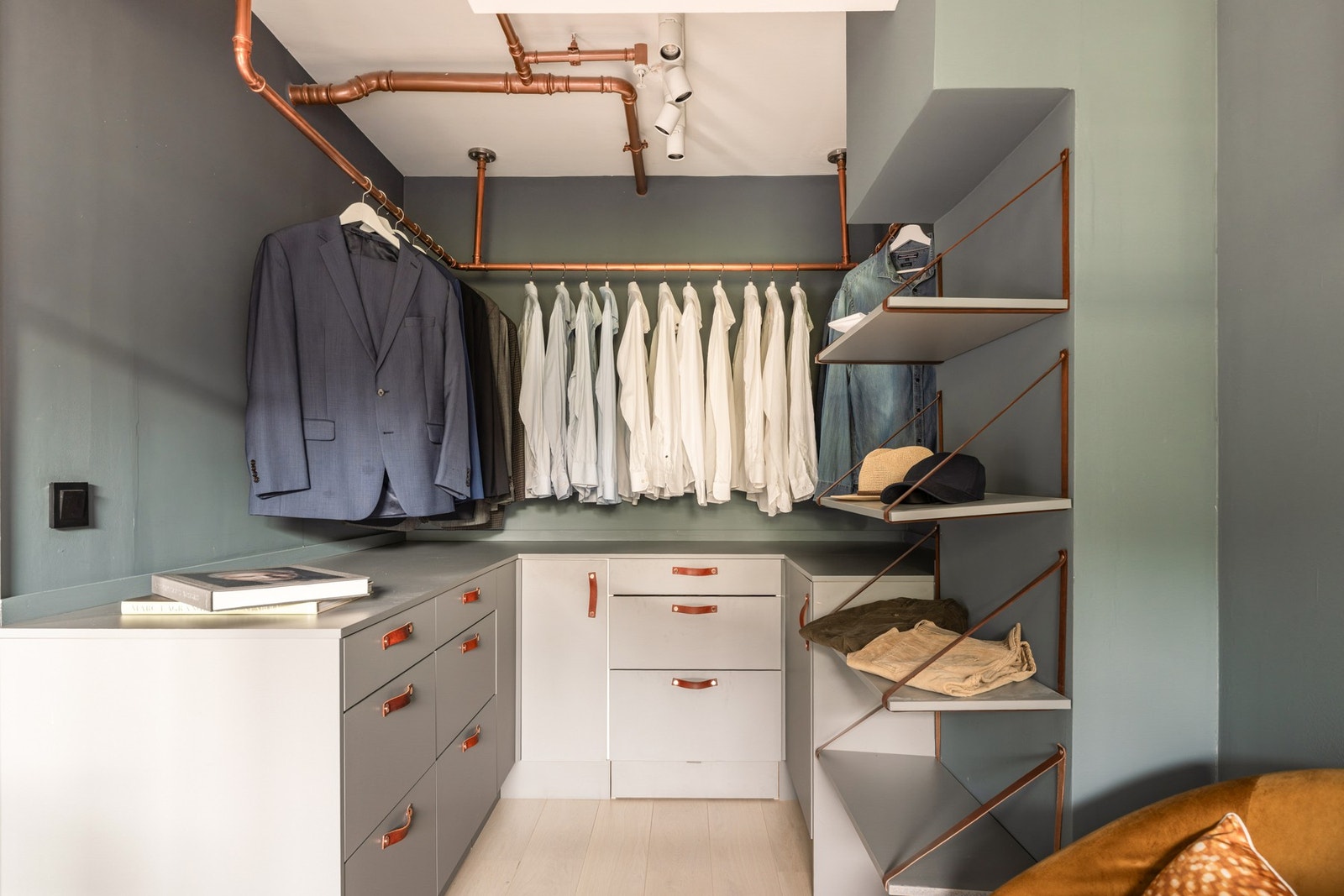 Et flott omkledningsrom med stilren innredning. Galleribilde